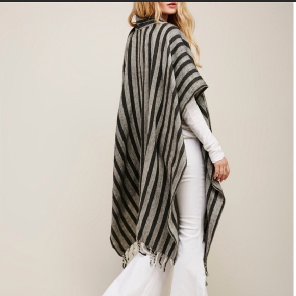 ✌🏼SOLD✌🏼{Free People} Cape/Poncho - Picture 4 of 8